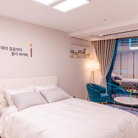 Lotte Castle Marina Aparthotel Yeosu Exterior photo